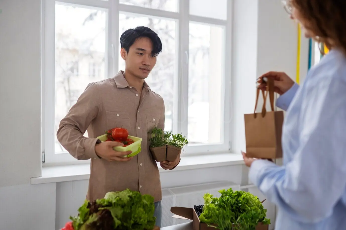 Люди собираются на бартерном мероприятии, чтобы обменяться товарами.