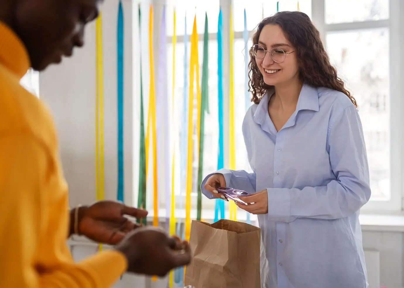 Люди встречаются на бартерном мероприятии, чтобы обменяться товарами.